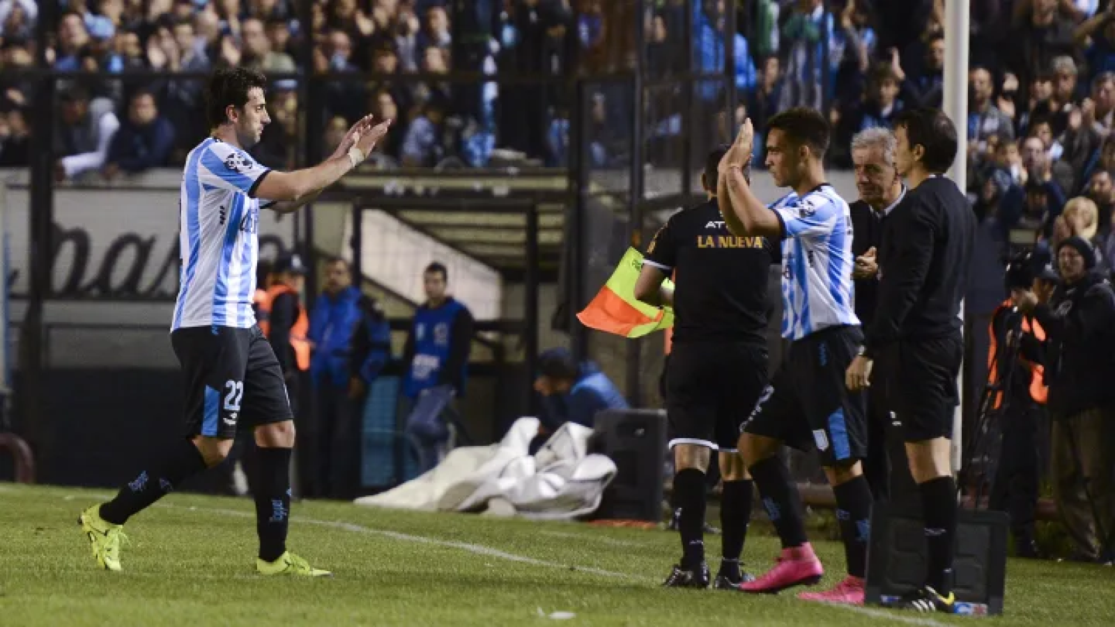 Imagen Debut absoluto de Lautaro Martínez en Racing. Ingresó por Diego Milito.