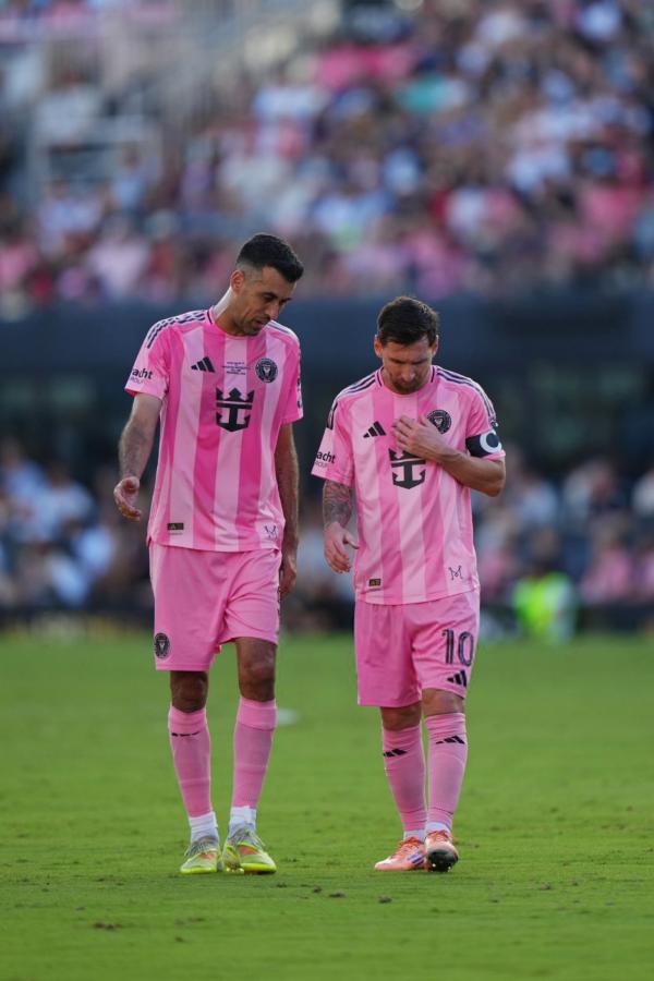 Imagen Busquets y Messi, juntos como en Barcelona y ganando trofeos.