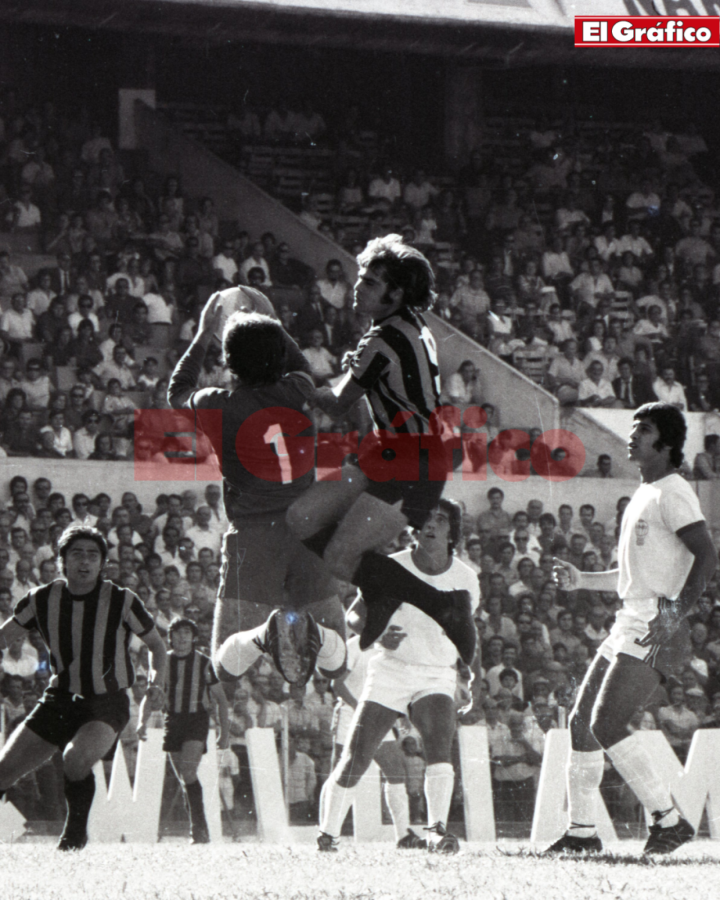 Imagen Acciones de Racing 3 - Huracán 2, del 27 de febrero de 1972