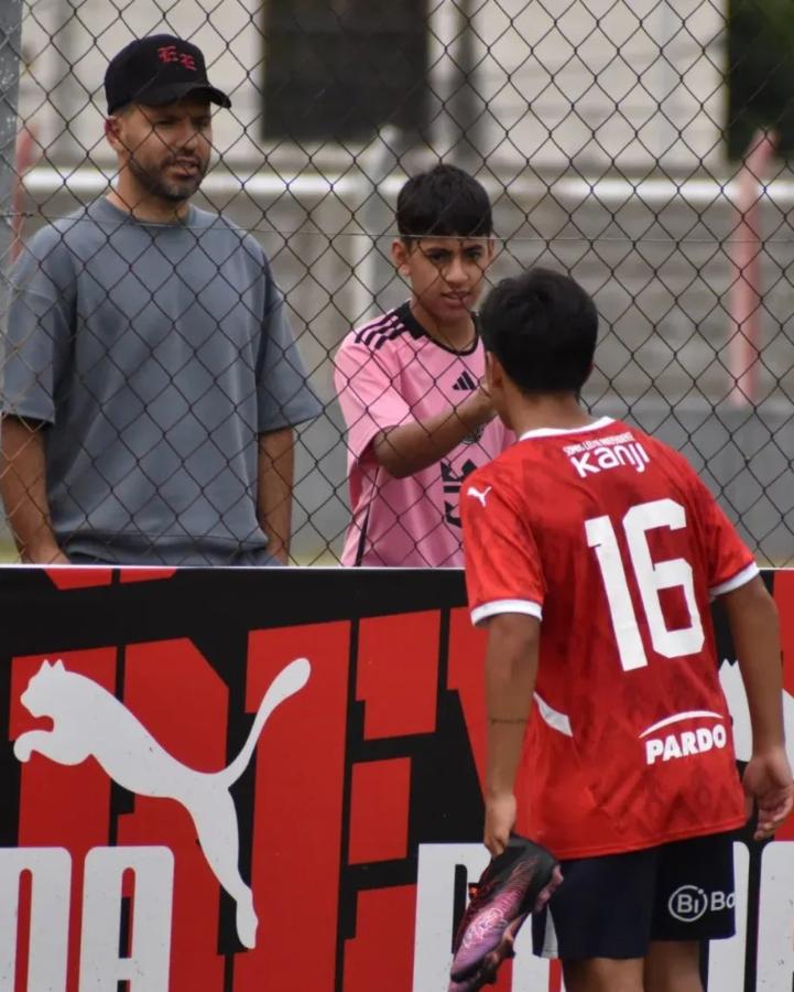 Imagen El Kun, el pasado domingo, en Villa Domínico junto a su hijo (@DeLaCunaAlInf).