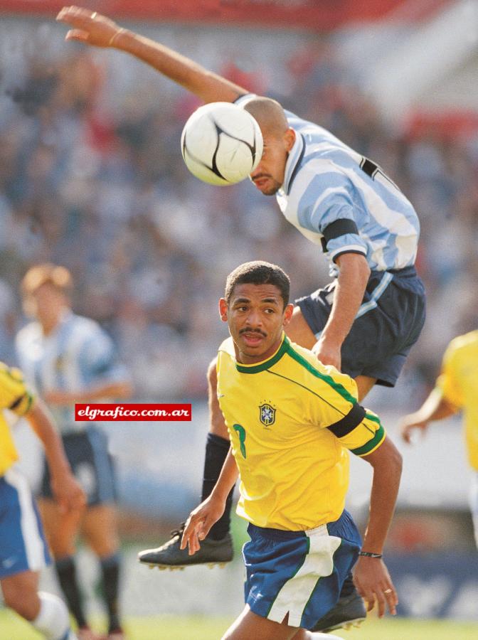 Imagen El cabezazo de Sebastián Verón sobre Vampeta. La Bruja condujo con criterio al equipo, superior al brasileño en todo el transcurso del juego.