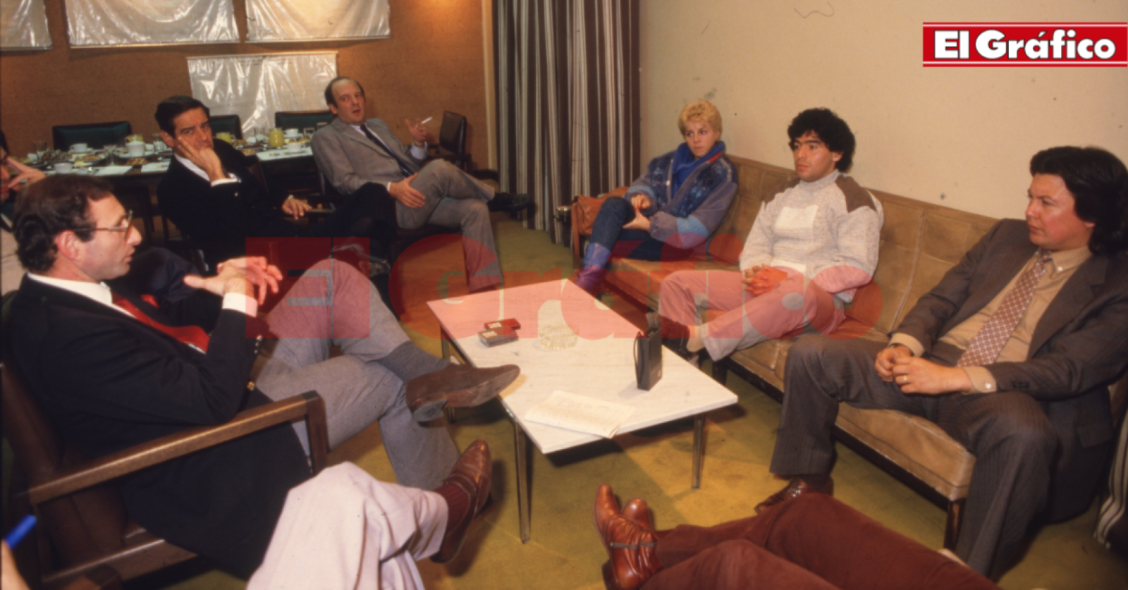 Imagen Ernesto Cherquis Bialo, Constancia Vigil, Aldo Proietto, Claudia Villafañe, Diego Maradona y Guillermo Blanco, en la Editorial Atlántida, 1985.