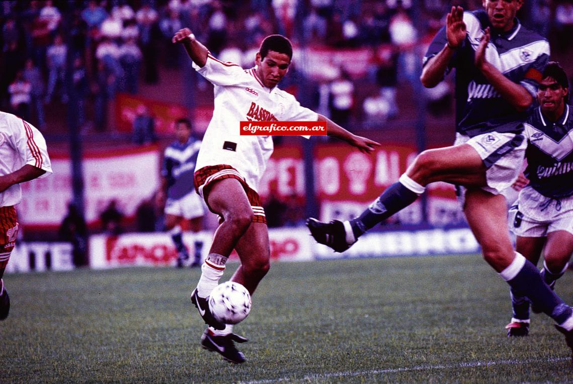 Imagen Barijho jugando para Huracán enfrenta a Vélez en el Amalfitani.