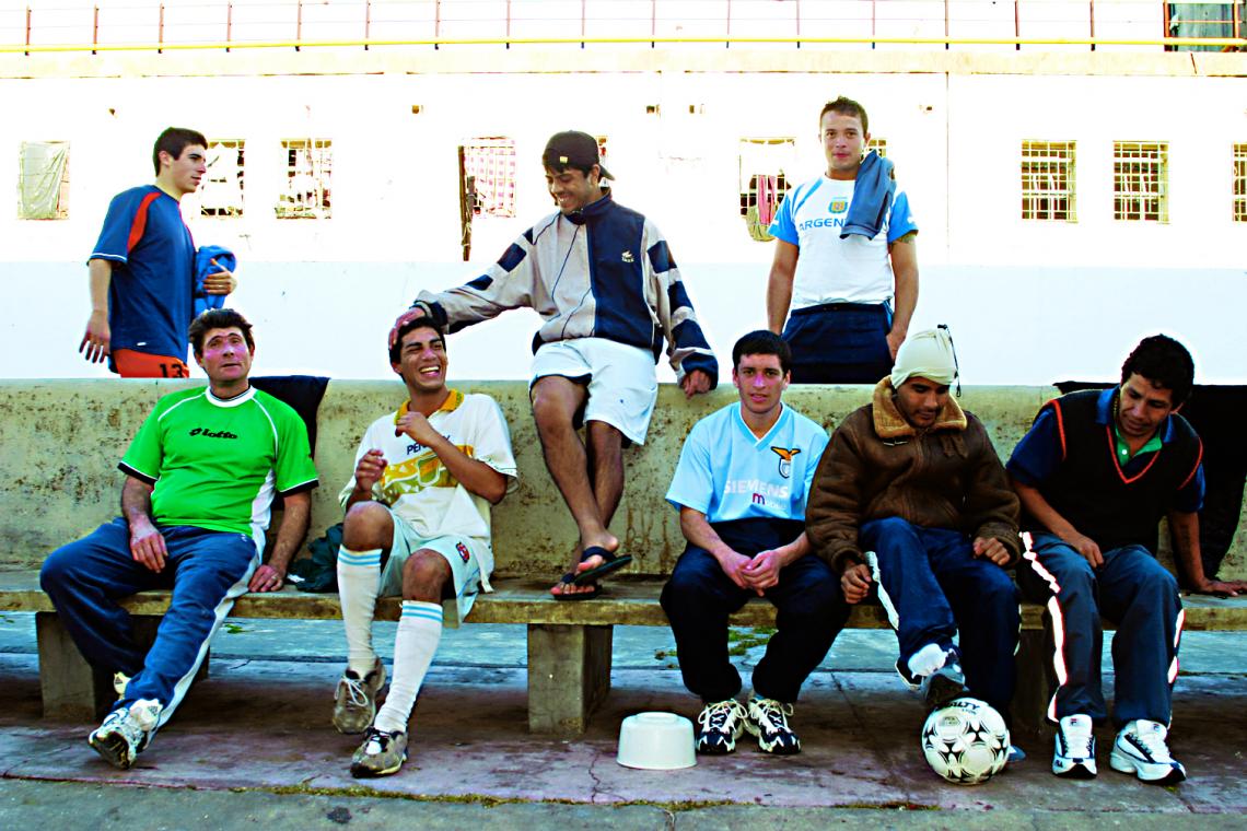 En el patio se preparan los que esperan su turno para jugar.