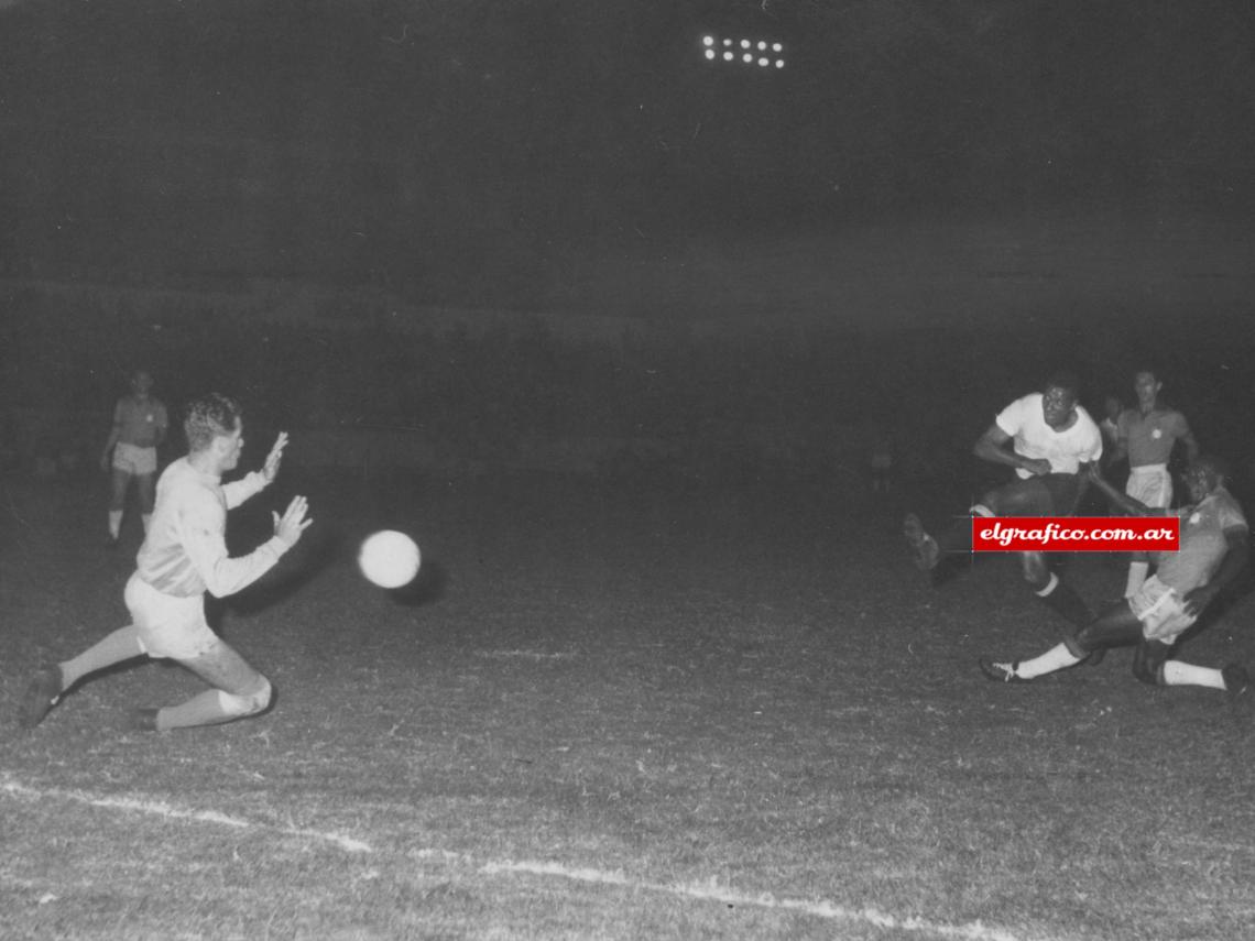 Imagen Iba lindo el partido antes del lío. Se jugaba bien y los ataques de los uruguayos eran incisivos. Castilho jugó hasta ese momento su mejor partido. Lo vemos sacando dos remates de Escalada y Sasía, cuando ya el gol estaba en la garganta de los uruguayos; atajadas soberbias de Castilho, que después de la gresca debió ser reemplazado.