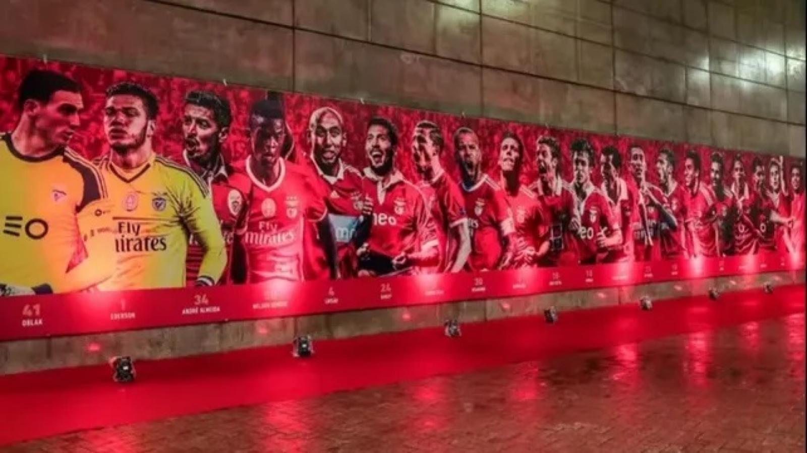 Imagen El mural de los campeones, con Di María, Otamendi y Aimar.