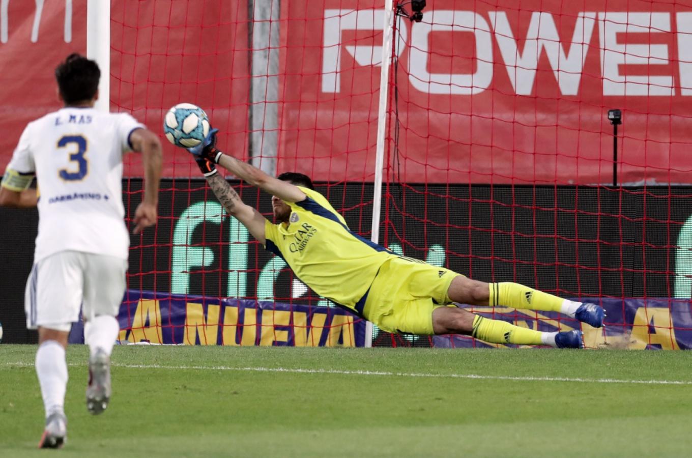 Imagen  Agustín Rossi le atajó este penal a Roa. Jugada clave del partido.