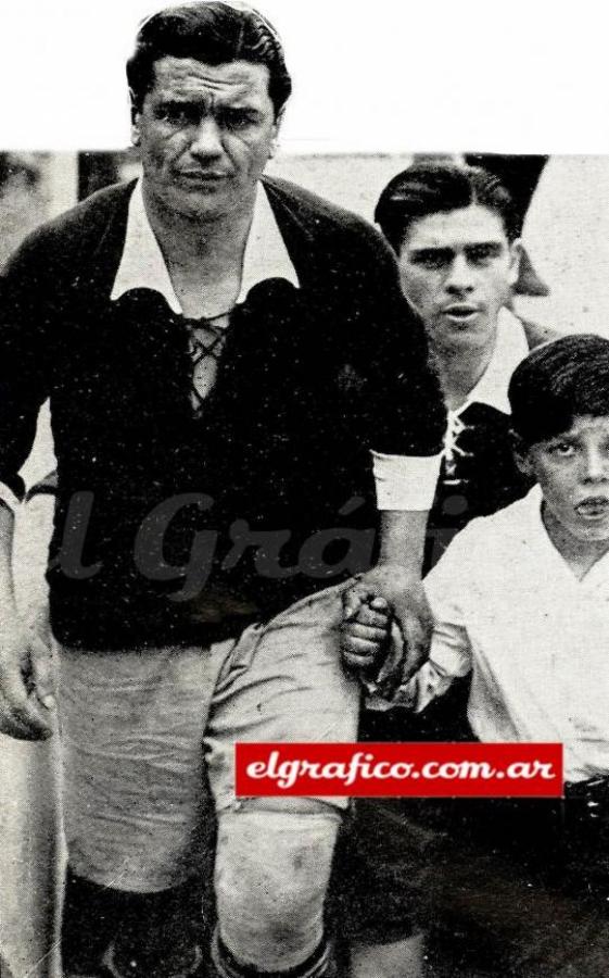 Imagen 1932 En un clásico de Avellaneda la salida del tunel de Seoane y Fazio, el viejo y el nuevo crack.