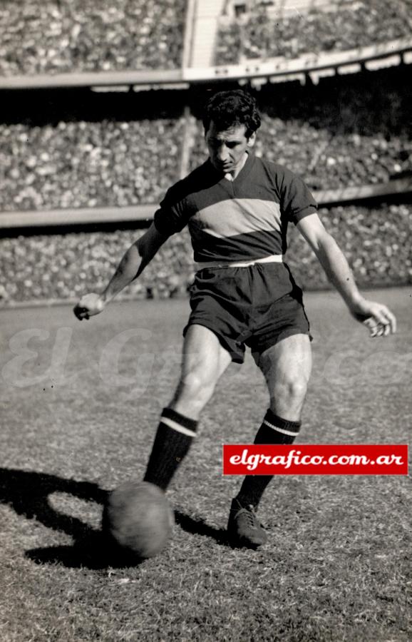 Fausto Rosello, un interior derecho uruguayo que fue campeón con Boca en 1954, cuando pasó a River tres años más tarde ya no podía jugar. Y eran solo tres temporadas de diferencia. Pero ya hablan cambiado la dinámica del juego y la exigencia de la lucha. Con su calma para esperar la pelota, controlarla y arrancar, su fútbol ya era viejo.