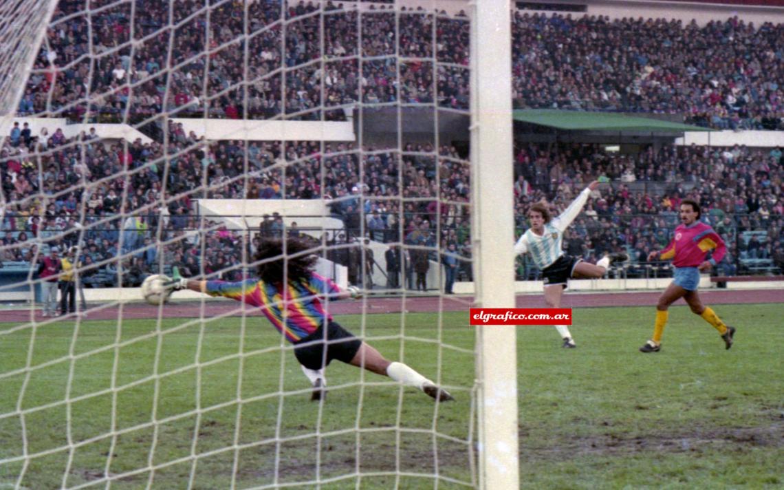 Imagen El bombazo de Batistuta vence a el arquero colombiano René Higuita. Fue el segundo gol argentino.