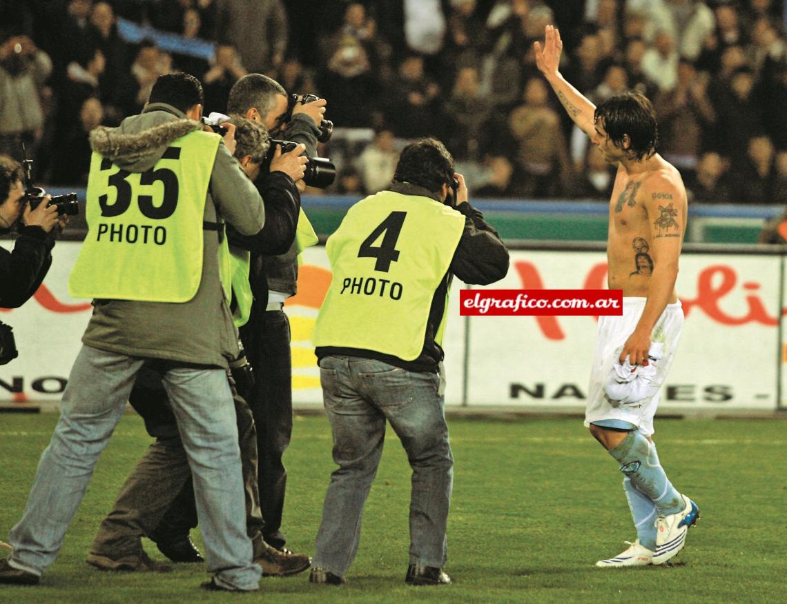 El Pocho y sus mil tatuajes saludan a los hinchas napolitanos, que deliran en las tribunas.