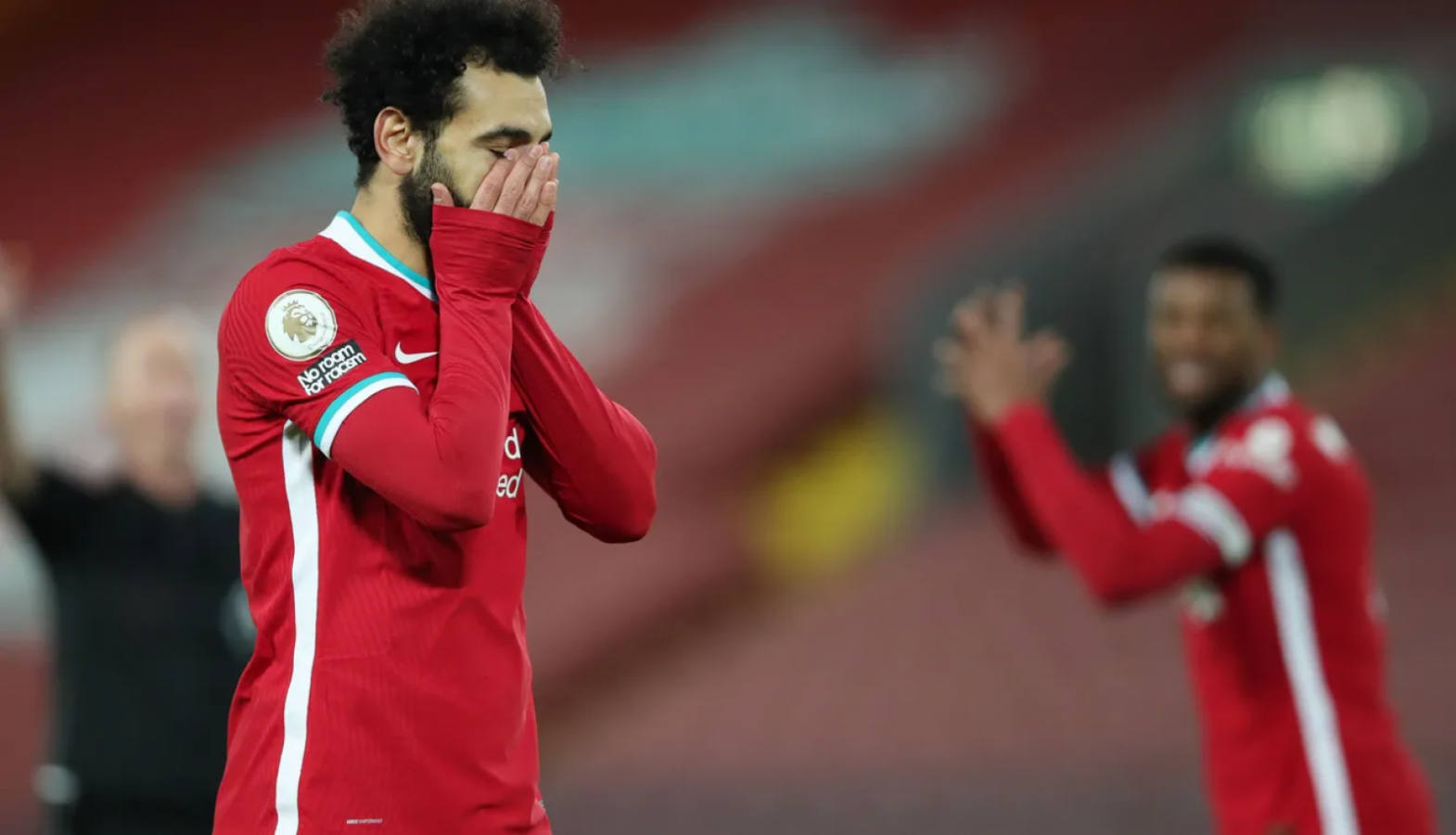 Imagen Salah, que fue suplente e ingresó en el segundo tiempo, se lamenta por una chance perdida.
