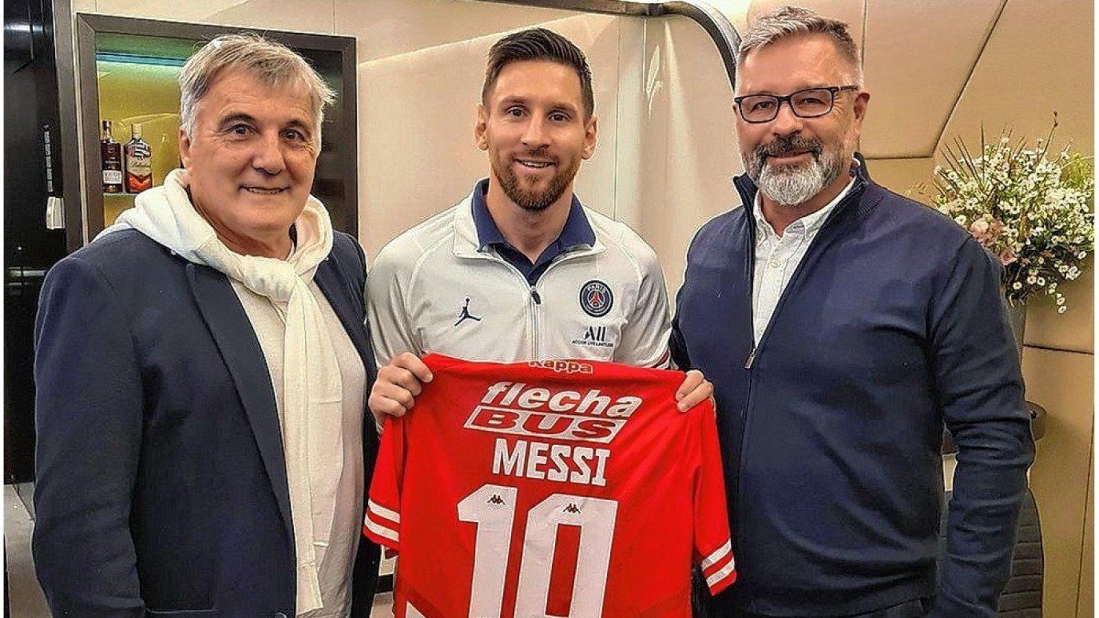 Imagen En 2021 se reencontraron en Francia y Messi recibió de Gugnali una camiseta de Unión 