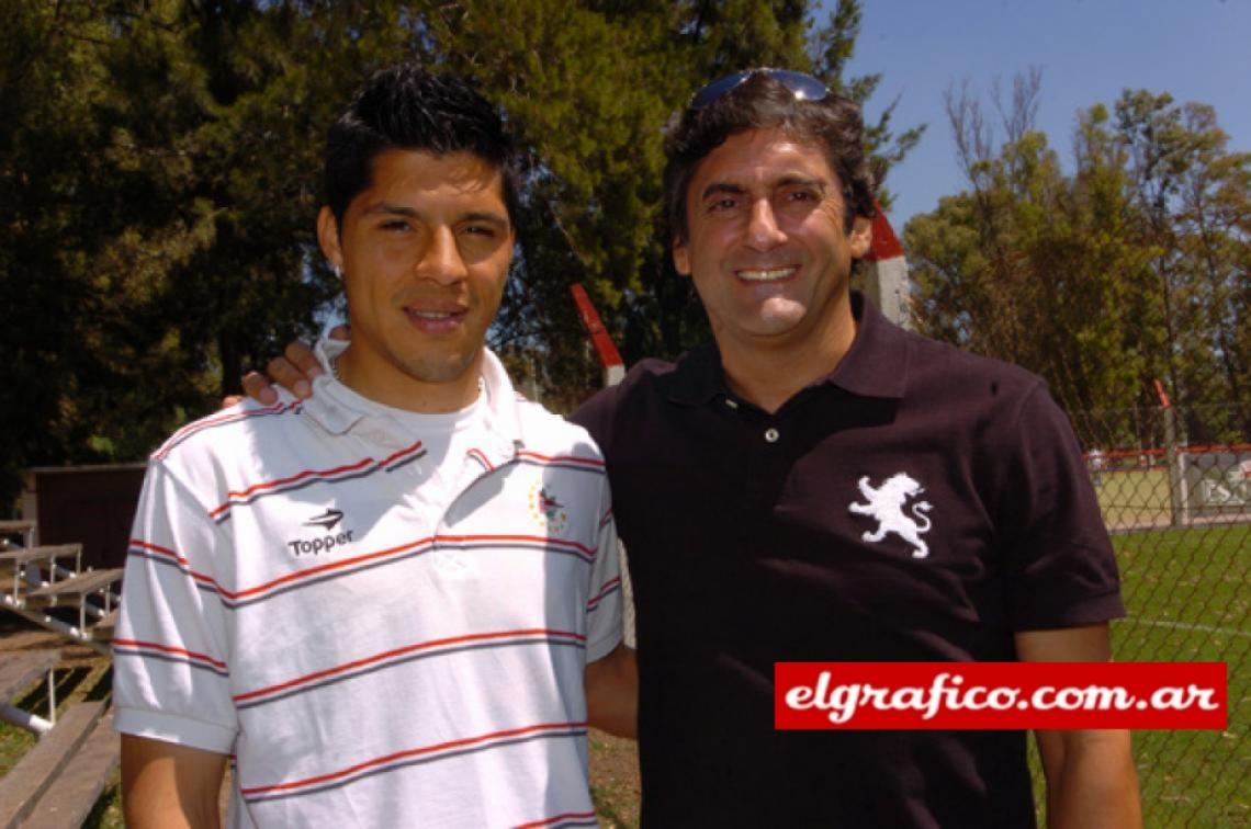 CLICK. Pérez sonríe con cara de feliz cumpleaños, en el abrazo con su ídolo. El encuentro fue en el country de City Bell.