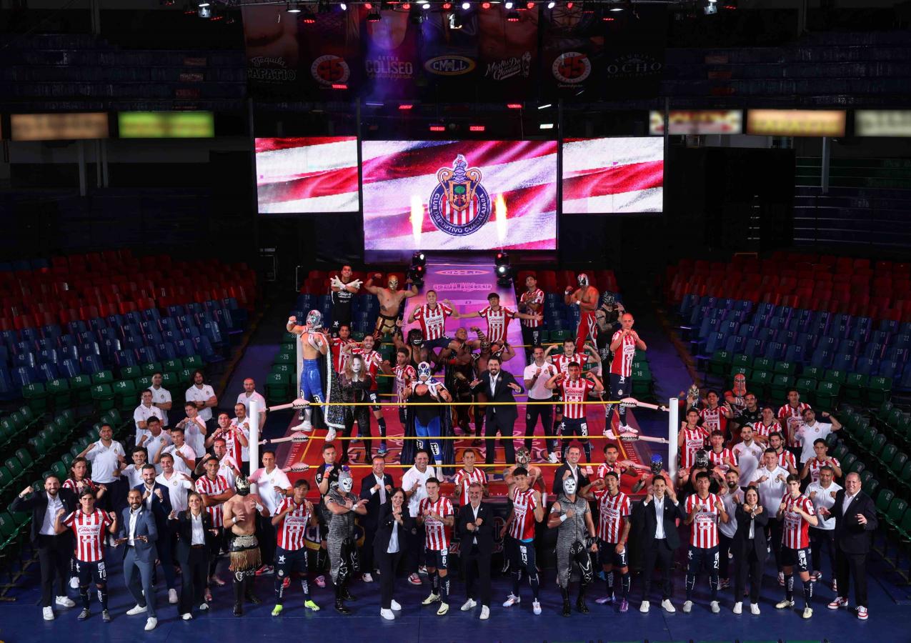 Imagen La foto oficial de Chivas, con Gago arriba del ring.