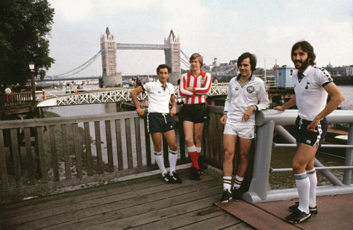 The london Bridge como fondo de una postal típicamente londinense. Producción para El Gráfico, en 1980, de los cuatro argentinos que jugaban en Inglaterra: Ardiles y Villa (Tottenham), Marangoni (Sunderland) y Sabella (Leeds).
