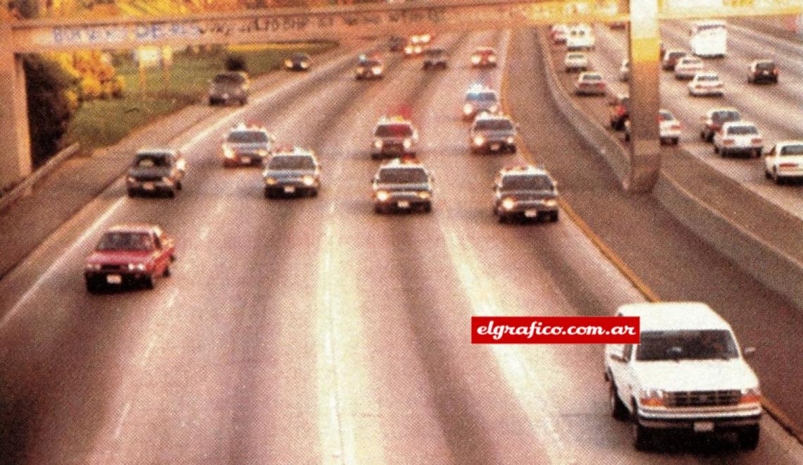 Imagen Una imagen que quedó grabada en la memoria de 93 millones de televidentes norteamericanos. O. J. Simpson trata de escaparse de la persecución policial en junio de 1994. Fue atrapado.