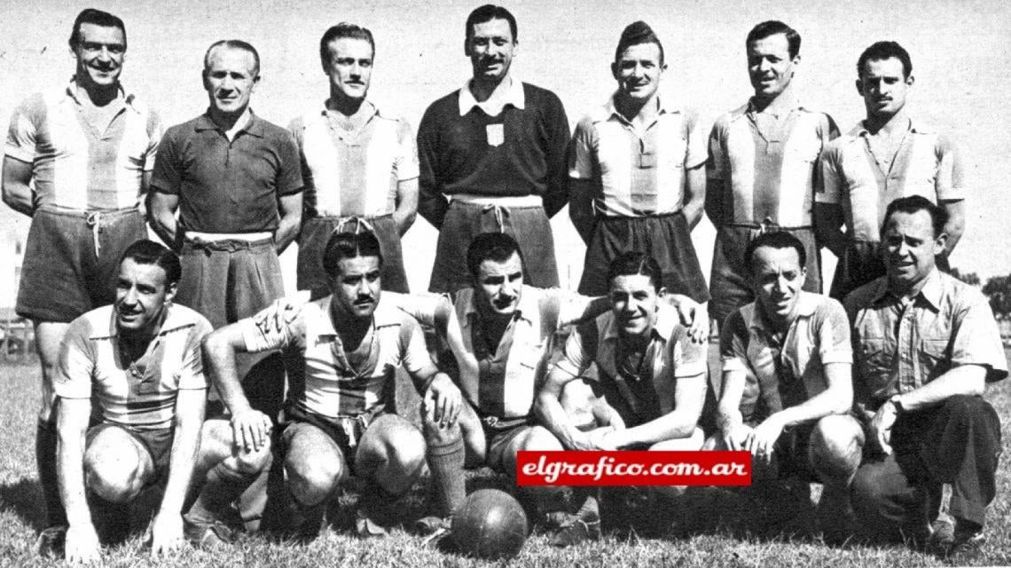 Imagen Equipo de Racing que venció a Boca Juniors por 2 a 1, conquistando el título de 1949. De pie: Fonda, Stábile, García, Rodríguez, Rastelli, Palma y Gutiérrez. Agachados: Salvini, Méndez, Bravo, Simes, Sued y D'Amico, preparador físico.