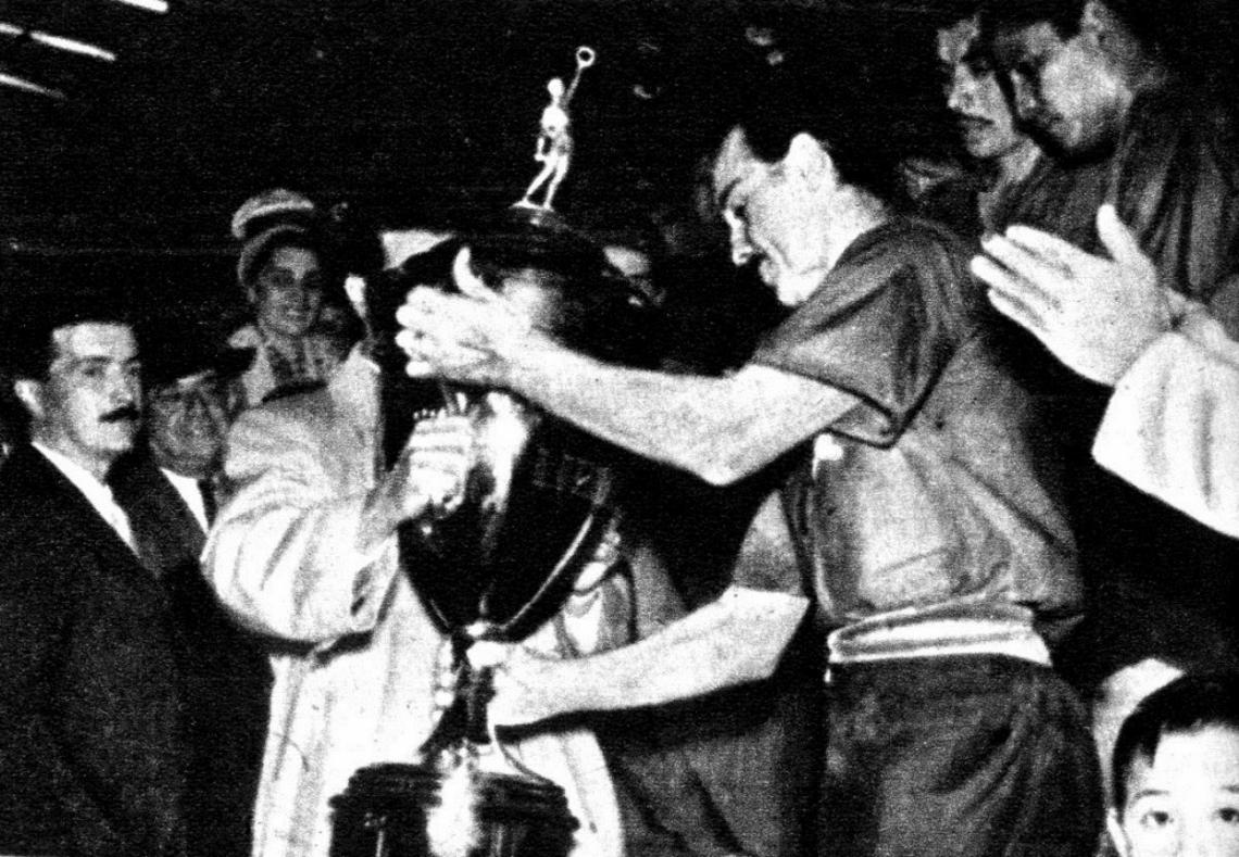 Imagen En Guatemala, en 1955, recibiendo como capitán del D. I. Medellín el hermoso trofeo conquistado.