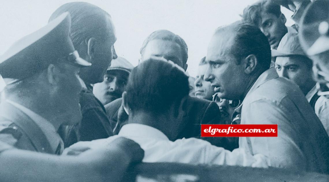 Imagen Fangio en el momento de su liberación. Fue en la embajada argentina en La Habana. El piloto elogió a sus secuestradores y se conmovió con la causa revolucionaria.