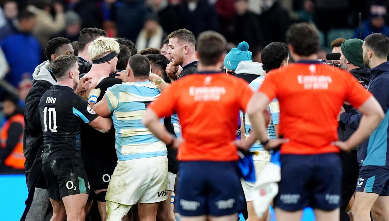 Imagen Final caliente entre Los Pumas e Inglaterra tras la acción de Curry.