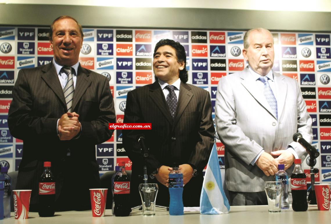 Imagen Sonrisas y traje durante su presentación como entrenador de la Selección Argentina, en noviembre del 2008, con Bilardo y Grondona.