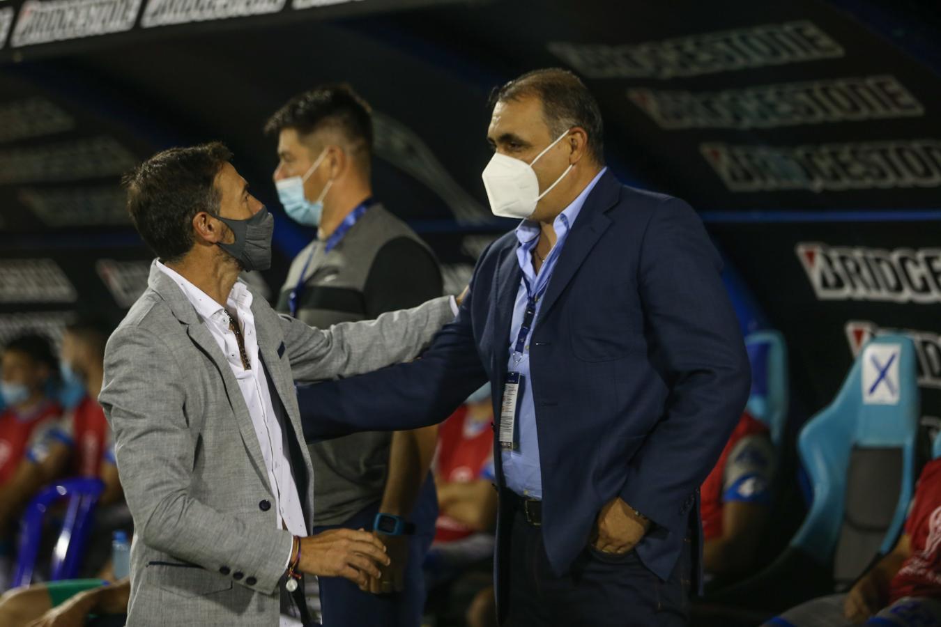 Imagen El Kily González se saluda con el Cabo Sarabia (DT de 12 de Octubre) en la previa del partido. Foto: Staff Images / CONMEBOL