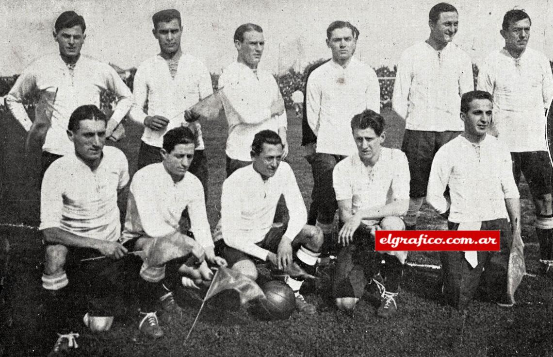 Imagen Equipo Argentino: Tesoriere, Delavalle, Solari, Alfredo López, Bearzotti, Celli; (abajo)) Calomino, Libonatti, Gabino Sosa, Echeverría, Chavín.