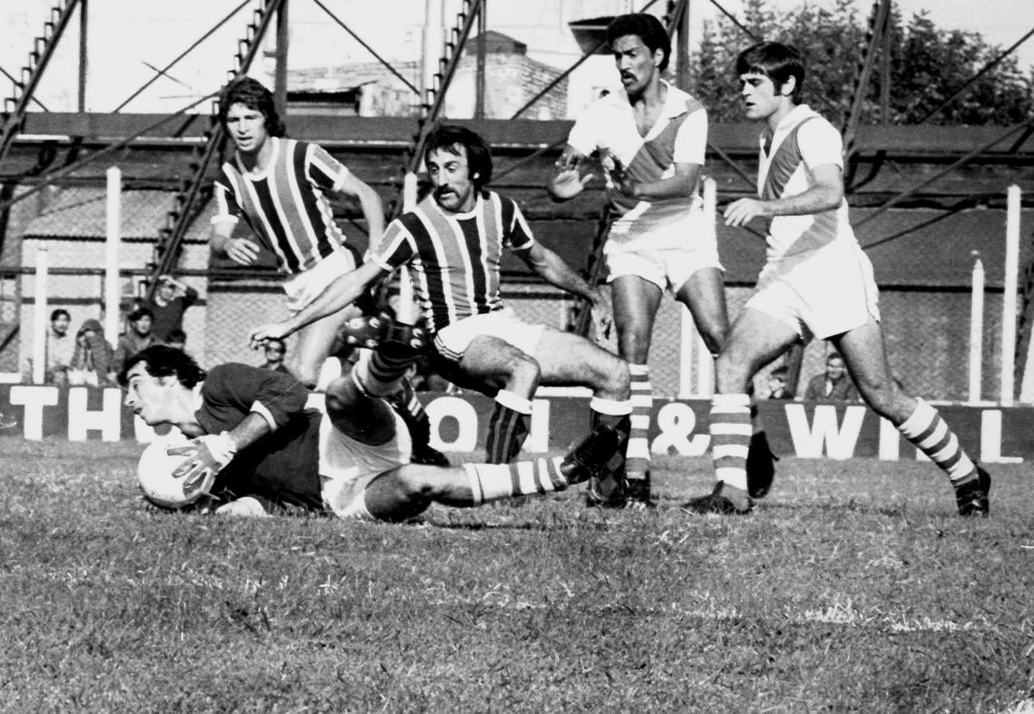 Imagen Foto del Metropolitano 1972, Barisio atajando en River frente a Chacarita. El arquero participó en 1971 de uno de los superclásicos inolvidables, cuando River, formado por pibes al mando de Didí, le ganó a Boca, con los titulares, 3-1.