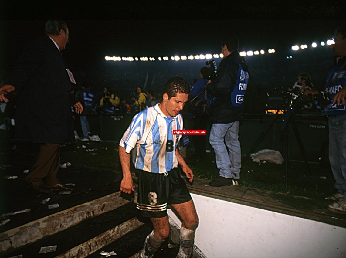 Símbolo de entrega y lucha. Simeone tiene la camiseta de la Selección llena de barro.