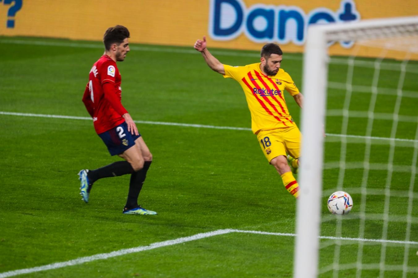 Imagen Jordi Alba acaba de recibir un pase magnífico de Messi y está a punto de romperle el arco a Sergio Herrera. Fue el 1-0 de Barcelona.