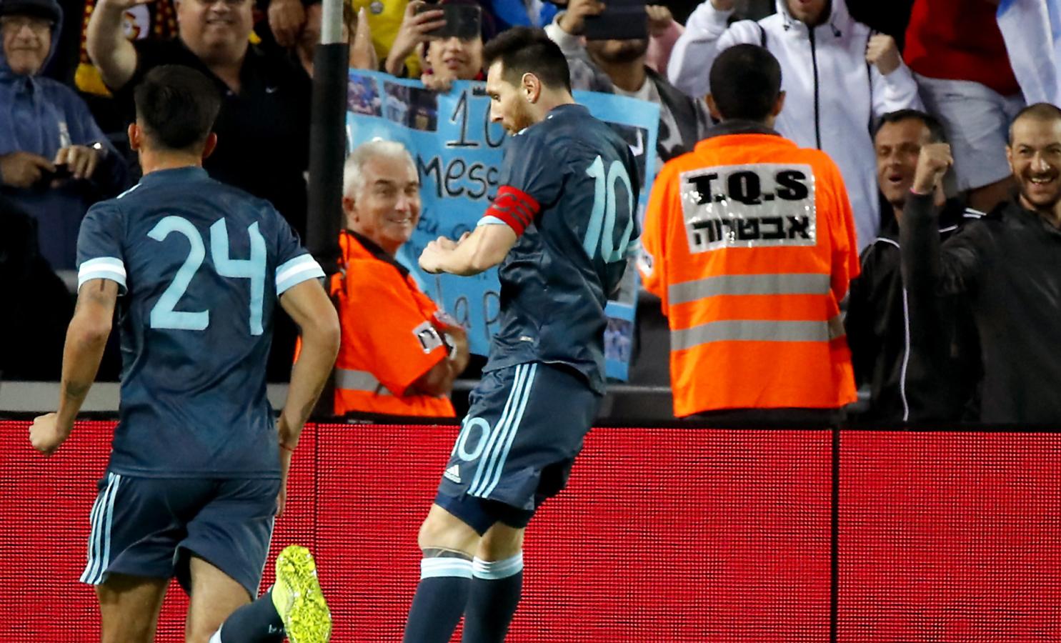 Imagen Messi festeja su gol de penal contra Uruguay sobre la hora en Tel Aviv (Jack GUEZ / AFP)
