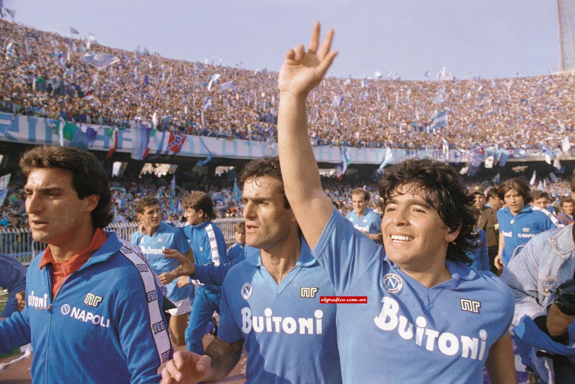 El recuerdo imborrable. Todos juntos profesando un amor, que será eterno, por el jugador que se convirtió en mito para los napolitanos.