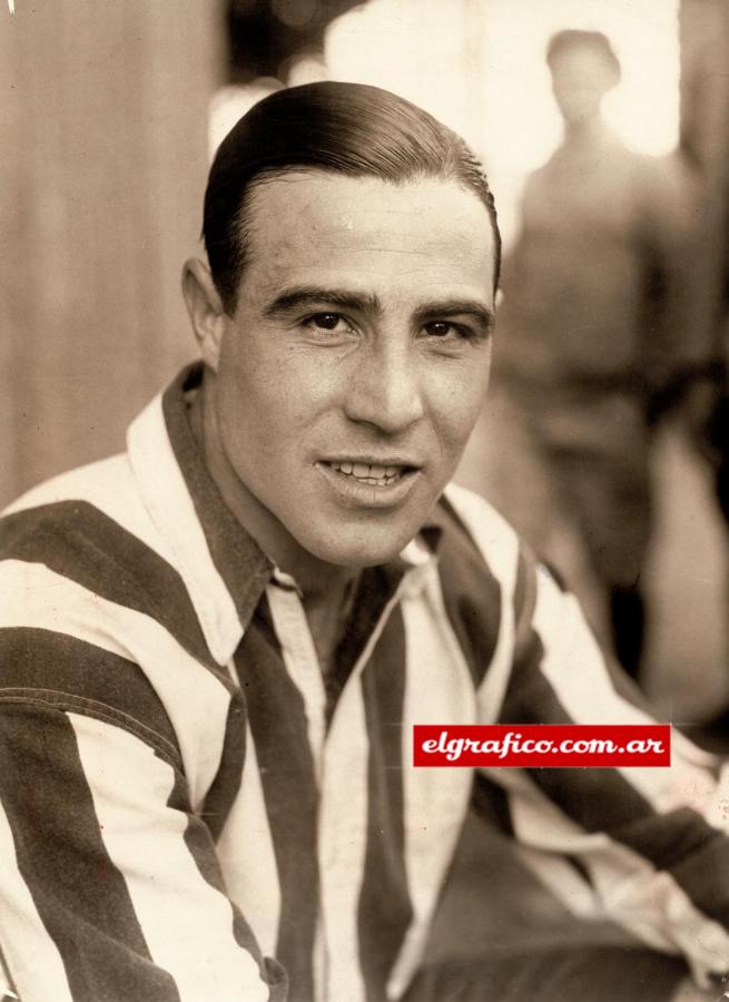 Imagen Enrique Guaita nació en Entre Ríos en 1910, debutó profesionalmente en Estudiantes en 1931, donde se retiró en 1939.