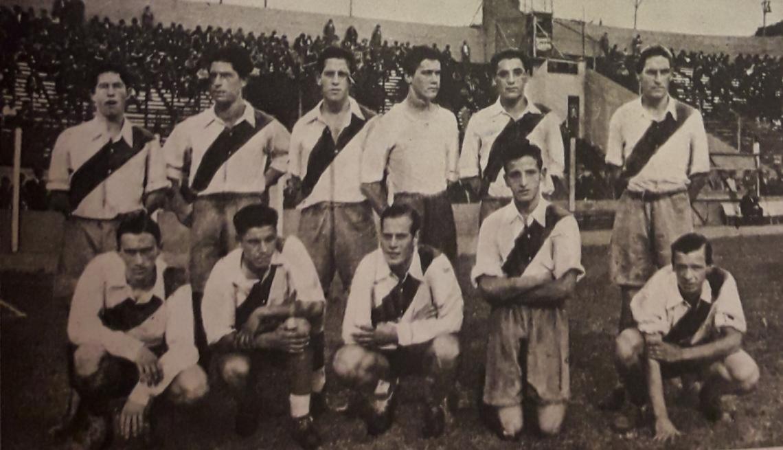 Imagen Esta es la cuarta especial famosa de River Plate. Allí está arrodillado, Castillito, el pibe de prematuro alejamiento de este mundo, A mi lado está Rongo. Entre los defensores, otro buen amigo fallecido, el arquero Manzini.