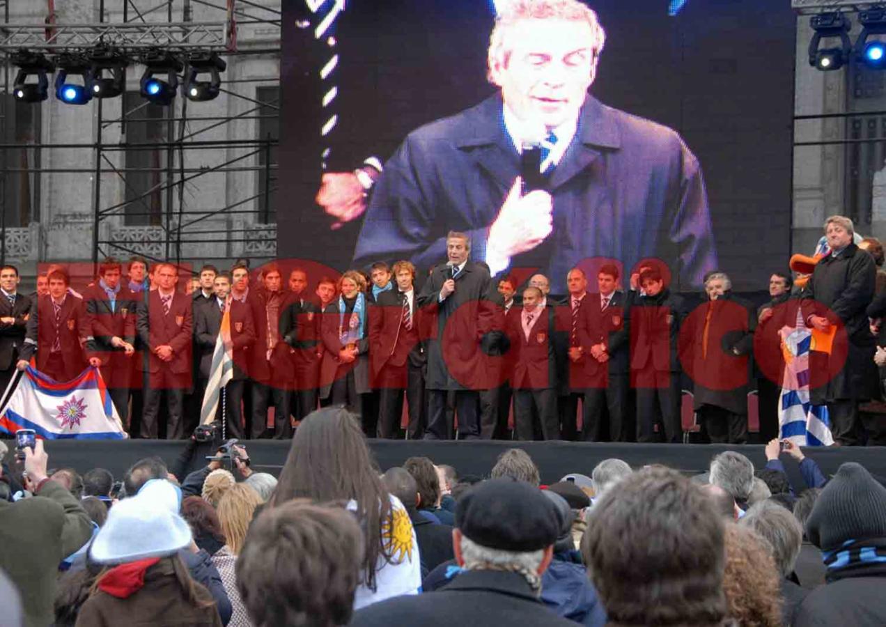 Imagen Héroes: fue así como recibieron a la "Celeste" después del Mundial 2010.