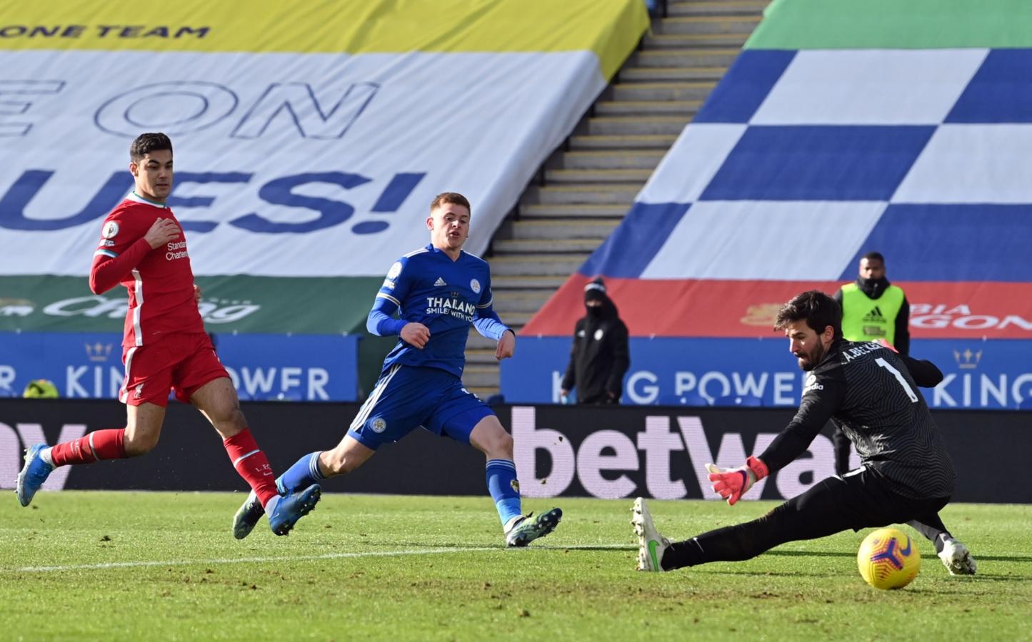 Imagen Barnes liquida el partido con este disparo. Leicester logró un gran triunfo como local y quedó segundo.