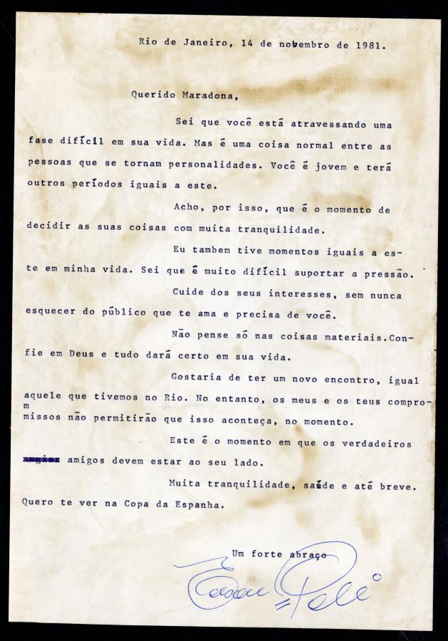 Imagen EXCLUSIVO DE EL GRAFICO: La carta de Pelé a Maradona, firmada por O Rei. 