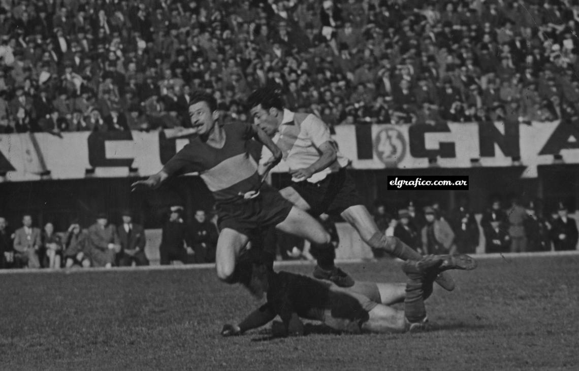 Año 47. En el Monumental frente a River... La pinta de Maio. El otro es Ferreyra. En el suelo Grisetti.