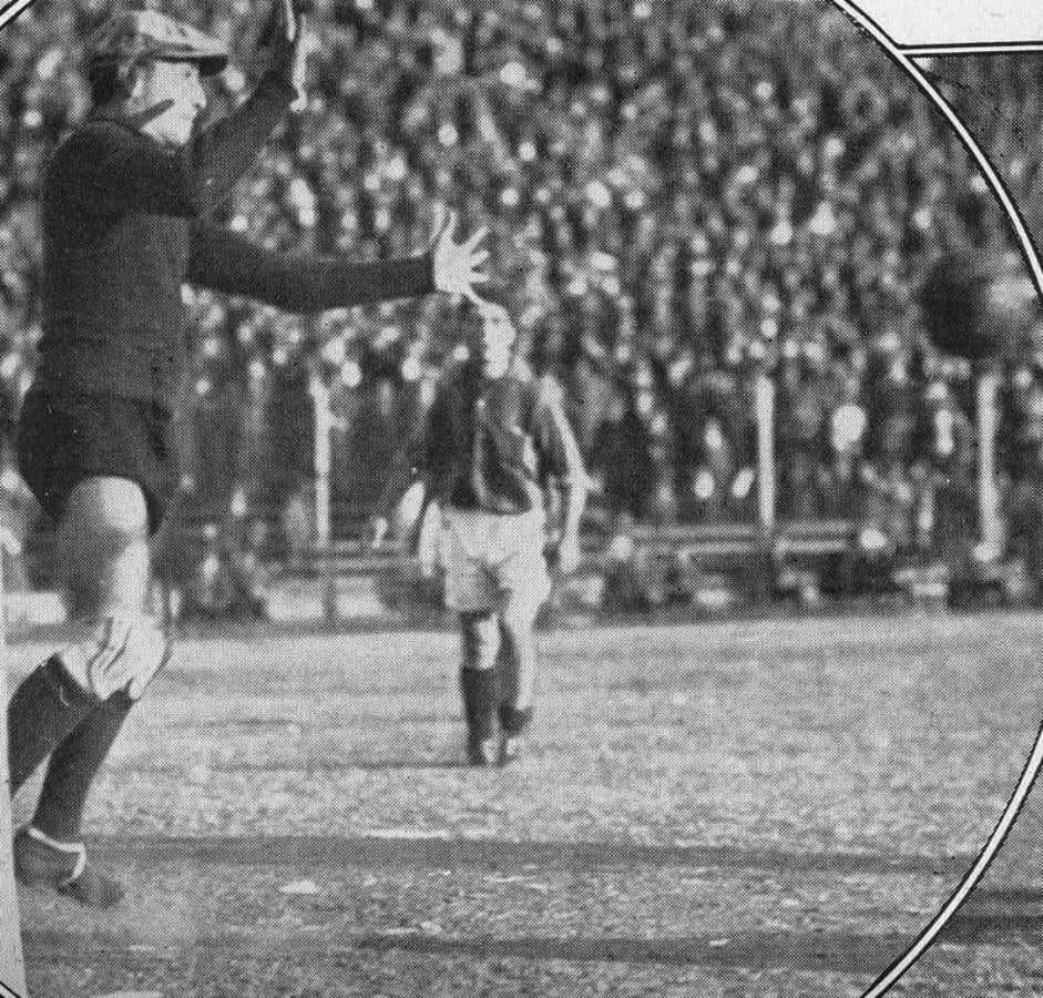 Imagen El goal de Platense. Al recibir un centro de Campilongo cabecea hacia la red, venciendo a Jovert, quien parece que atajaría el tiro.