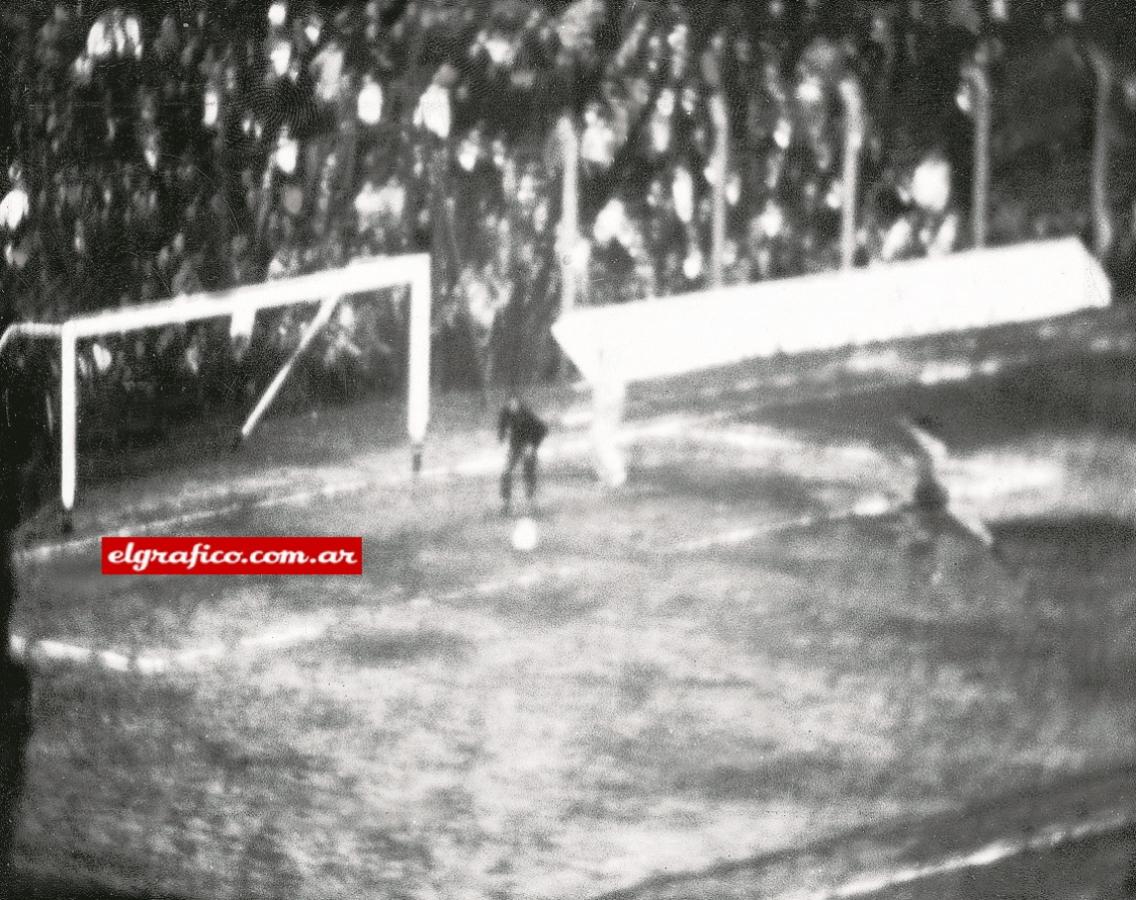 Imagen Or­lan­do Es­pip entra al campo de juego y evita el gol de San Martín de Mendoza.