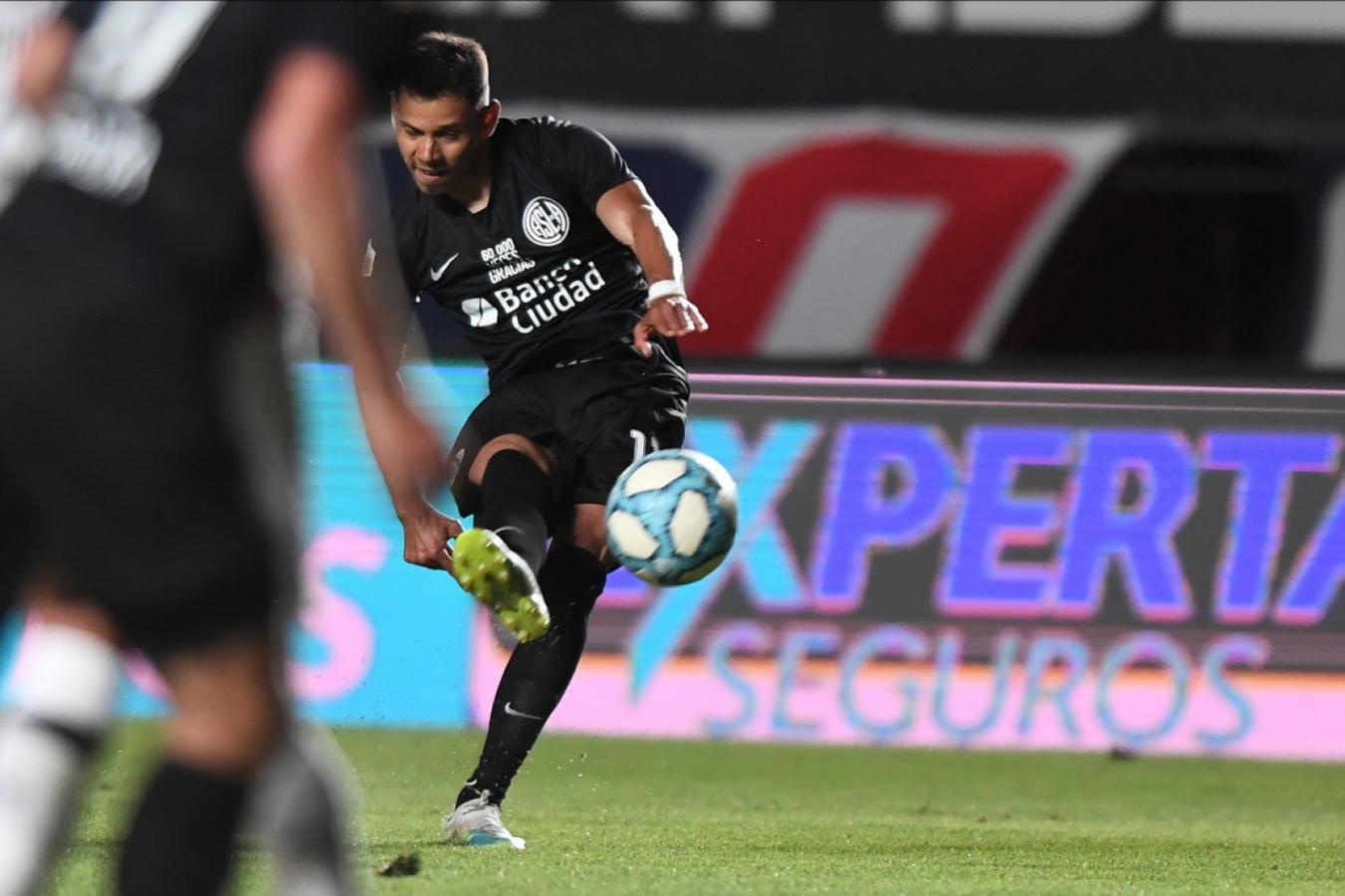 Imagen La formidable pegada de Ángel Romero para el 2-0. Fotos: @SanLorenzo