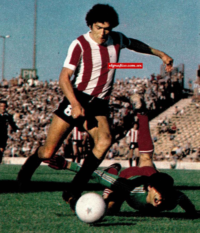Con la casaca que lo llevé a los primeros planos. Entrada profunda de Heredia "con el número y la función que más me gusta, el 8". Partido con Independiente. Pogany a sus pies.