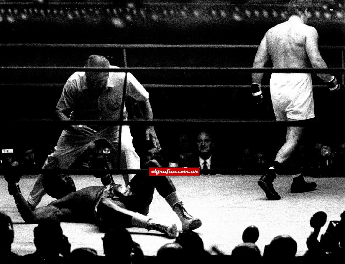 Imagen El gesto del norteamericano es elocuente: dolor impotencia. El clamor del público ya atrona en el estadio. Bonavena cumplió, resurge el otro Bonavena. El que desbordó con ritmo, el que impuso dinámica durante la corta pelea, el que denota progresos... El que abre una nueva esperanza por el título mundial.