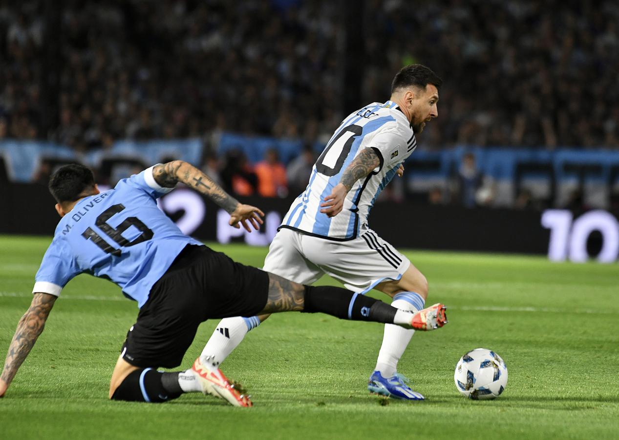 Imagen Los intentos de Messi tuvieron sabor a poco. Imagen: Gonzalo Colini.