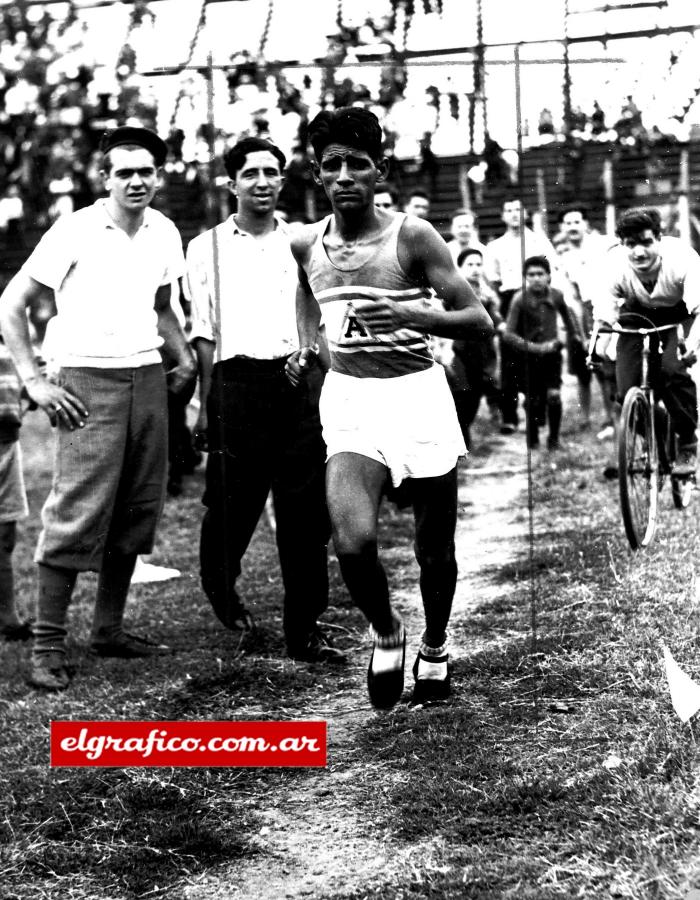 Imagen Raúl Ibarra, del club Deportivo Andino, ingresa en el estadio de Boca Juniors y recorre sus últimos metros antes de consagrarse como el ganador de la Maratón de los Barrios.