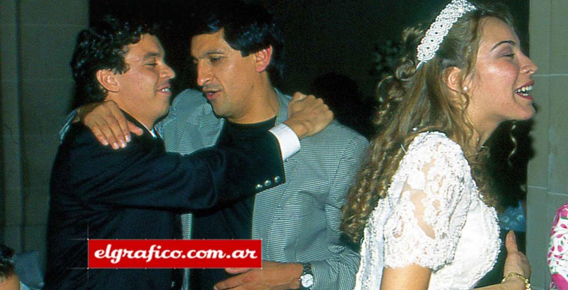 Imagen Saludando a Ramón Díaz, el día de su casamiento. Tambien asistió otro riojano, el más célebre, cuando era presidente de la República: Carlos Menem. 