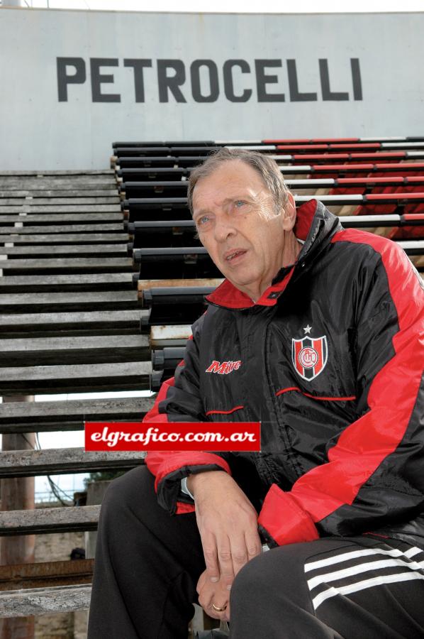 Imagen En el arco del campeón, “Petro” tuvo asistencia perfecta y Bernabé Palacios actuó como su suplente; hoy es el coordinador del fútbol infantil. 