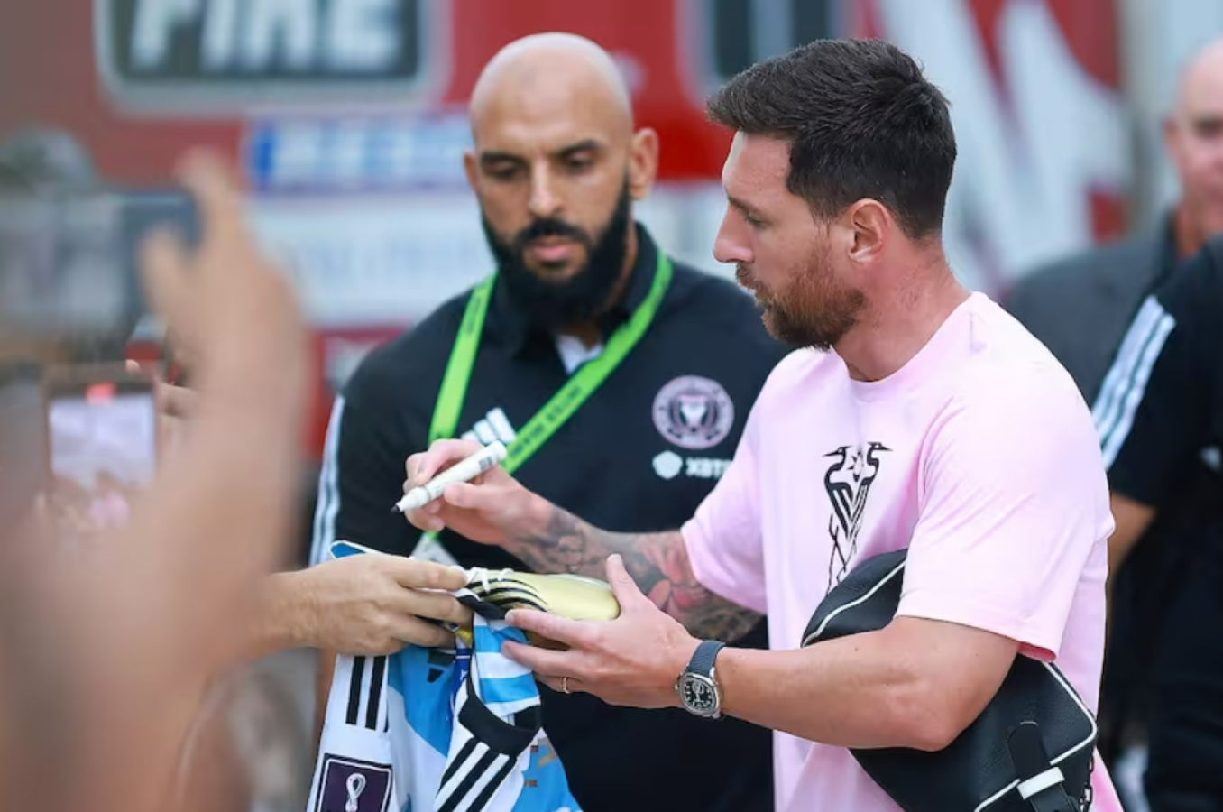 Imagen El guardaespaldas de Messi lo sigue a sol y a sombra.