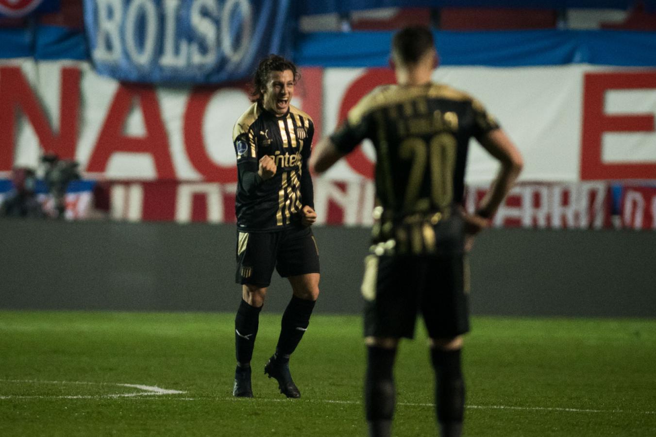 Imagen Peñarol se fue al descanso 1-0 después de un golazo de Canobbio. Merecido triunfo carbonero como visitante. Foto: @Sudamericana